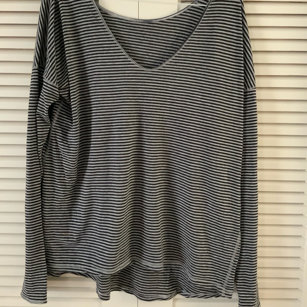 Long sleeve Black and gray top very relaxed fit.